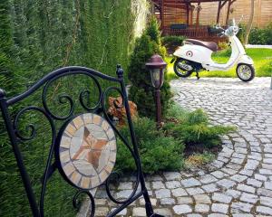 een scooter geparkeerd in een tuin met een bankje bij Casa Vivaldi in Velingrad