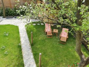 um grupo de cadeiras e uma mesa num quintal em Casa Vivaldi em Velingrad