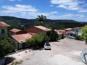 a car parked in a parking lot in a village at Casa acolhedora - aluguel por temporada in Lençóis