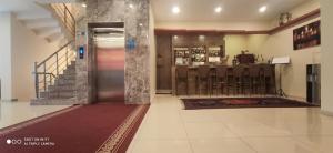 hol z drzwiami i schodami w budynku w obiekcie Tehran Boutique Hotel w mieście Doğubayazıt