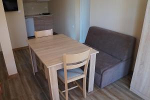 salon z drewnianym stołem i kanapą w obiekcie Dessi w mieście Plewen