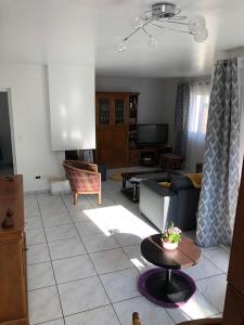 a living room with a couch and a table at Maison 4 chambres in Carnac