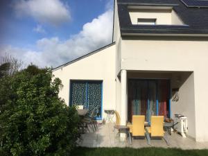 a patio with chairs and a table on a house at Maison 4 chambres in Carnac