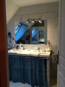 a bathroom with two sinks and a large mirror at Maison 4 chambres in Carnac +12 photos