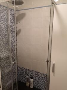 y baño con ducha y puerta de cristal. en Bonito Apartamento, en San Pedro del Pinatar