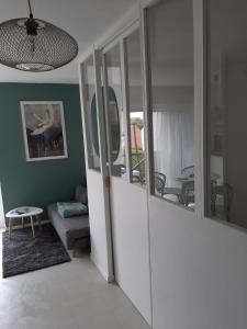 ウイストルアムにあるHeima, appartement cocoon à 500m de la plageのリビングルーム(ソファ、一部の鏡付)