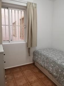 1 dormitorio con cama y ventana en Bonito Apartamento, en San Pedro del Pinatar