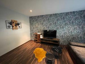 een woonkamer met een bank en een flatscreen-tv bij Ferienwohnung Pomaria - 4 Sterne zertifiziert in Pommern