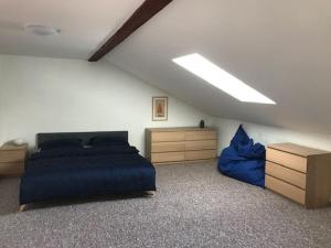 1 dormitorio con 1 cama con manta azul en Apartmány v pivovaru, en Kašperské Hory