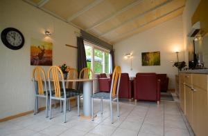 Habitación con mesa, sillas y sofá en Vakantie Zuid Limburg en Simpelveld