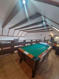 Biliardový stôl v ubytovaní Folwark Tumiany Pokoje & Restauracja
