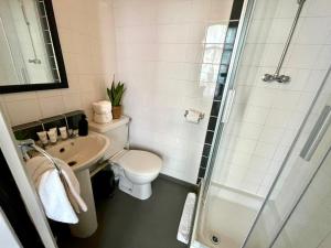 A bathroom at Brighton Black Hotel & Hot Tubs