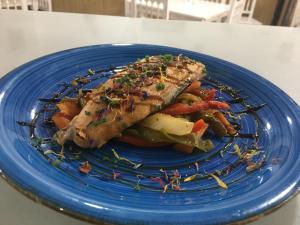 Comida en o cerca de este hotel