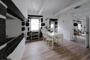聖克魯什達格拉西奧薩的住宿－Boa Nova Hostel，一间配备有白色桌椅的用餐室