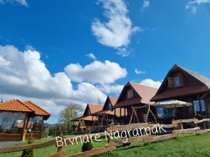 Ein Haus mit einem Schild, das Bridge magische Ranch liest in der Unterkunft Lodge Nagramak in Sekulić 