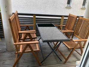 3 sedie e un tavolo seduti su un ponte di Özkurt-1 a Friedrichshafen