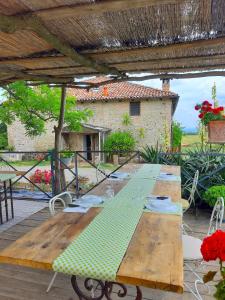 einem Holztisch auf einer Terrasse in der Unterkunft B&B Parco dei cavalli in Castel San Pietro Terme