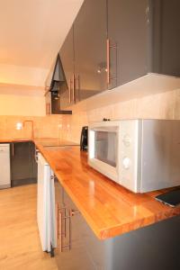 Η κουζίνα ή μικρή κουζίνα στο 3 bedroom City Centre Apartment in Lauriston Place