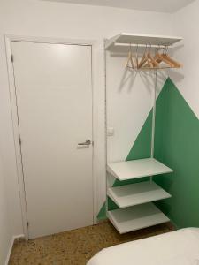 a closet with green and white walls and a door at Duplex Casco Histórico in Pontevedra