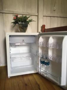 a refrigerator with its door open in a room at Cabana Pé Da Serra dos Bitus in Urubici