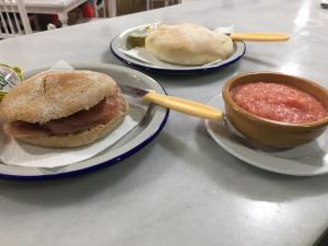 Comida en o cerca de este hotel