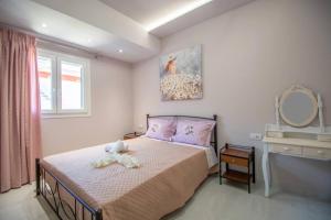 Säng eller sängar i ett rum på zakynthos town modern roof apartment