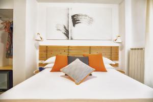 Rúm í herbergi á Volver B&B