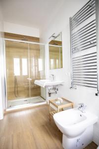 a bathroom with a sink and a shower and a toilet at Volver B&B in Gaeta