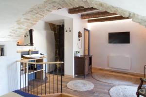 TV a/nebo společenská místnost v ubytování Maison Lapopie chambres et gîte