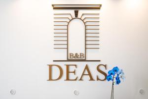 a sign that reads bad dreams with a blue flower at DEAS B&B in Trani