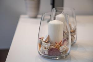 szklaną wazę ze świecą na stole w obiekcie DEAS B&B w mieście Trani