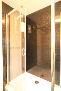 Ένα μπάνιο στο 3 bedroom City Centre Apartment in Lauriston Place +23 φωτογραφίες