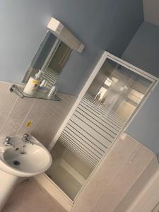 ブラックプールにあるThe Boyce Hotelのバスルーム(洗面台付)、ガラスドア付きのトイレが備わります。