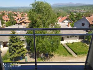 een uitzicht vanaf het balkon van een huis bij Apartman AD in Soko Banja