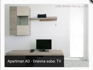 een kamer met een bureau en een computer. bij Apartman AD in Soko Banja