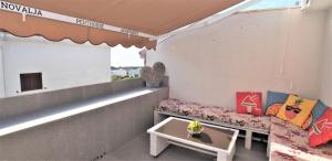 Ein Sitzbereich in der Unterkunft Novalja Penthouse Apartment