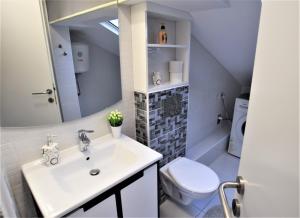 Ein Badezimmer in der Unterkunft Novalja Penthouse Apartment