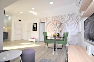 Ein Sitzbereich in der Unterkunft Novalja Penthouse Apartment