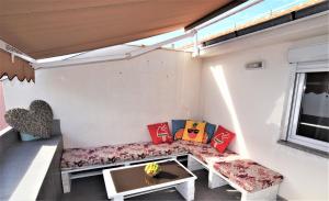 Ein Sitzbereich in der Unterkunft Novalja Penthouse Apartment
