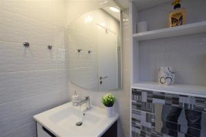 Ein Badezimmer in der Unterkunft Novalja Penthouse Apartment