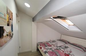 Ein Bett oder Betten in einem Zimmer der Unterkunft Novalja Penthouse Apartment