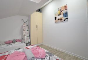 Ein Bett oder Betten in einem Zimmer der Unterkunft Novalja Penthouse Apartment