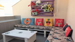 Ein Sitzbereich in der Unterkunft Novalja Penthouse Apartment