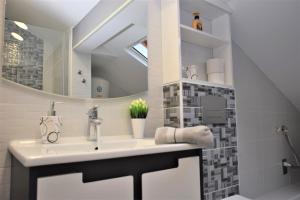 Ein Badezimmer in der Unterkunft Novalja Penthouse Apartment