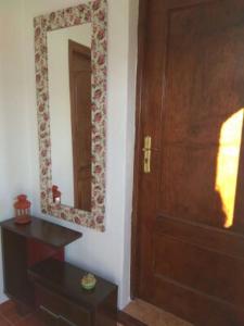 Habitación con puerta de madera y espejo. en Casa Relajación, en Santa Cruz de Tenerife
