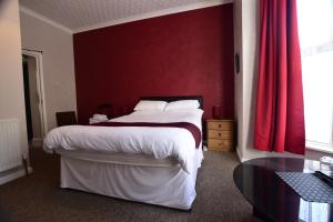 Un pat sau paturi într-o cameră la Grosvenor Guest House