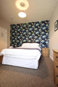 Un pat sau paturi într-o cameră la Grosvenor Guest House