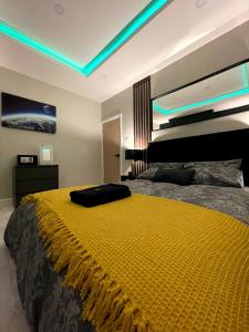 En eller flere senge i et værelse på Immaculate Modern Home with parking - Sleeps 8 -