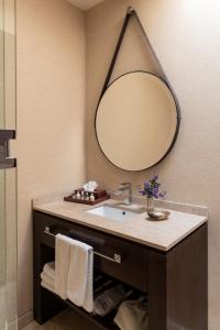 La salle de bains est pourvue d'un lavabo et d'un grand miroir. dans l'établissement Hacienda Peña Pobre, à Mexico