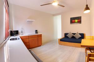 um quarto com uma cama e uma cozinha com uma mesa em Casa Palo Verde em Cabo San Lucas